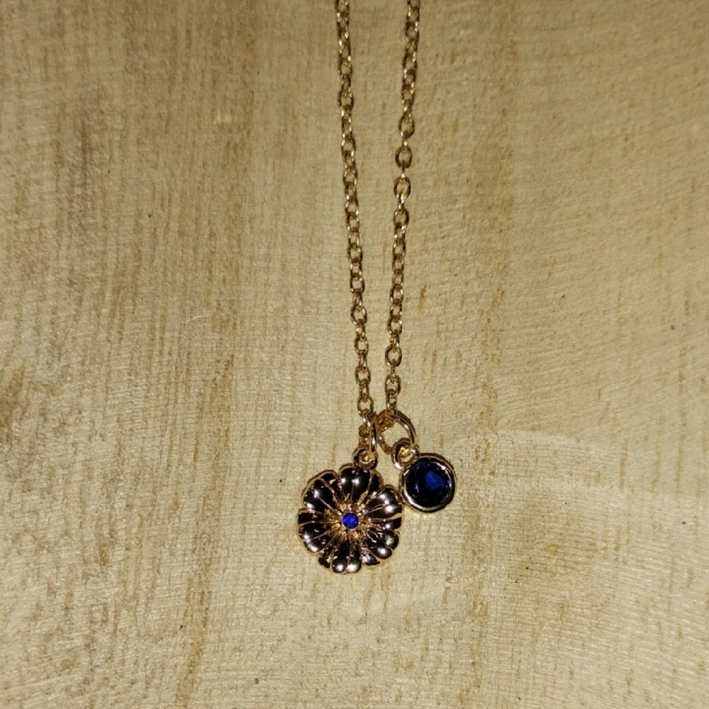 Elegant Gold Tone Necklace with Blue Accents